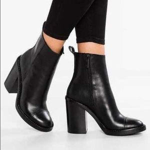 KENDALL AND KYLIE BLACK HEEL BOOTIES Leather LANCE